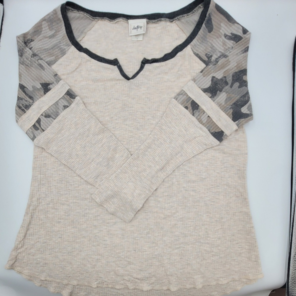 Daytrip Womens Camo Raglan Waffle Knit Thermal Top Notch Neck Beige Small